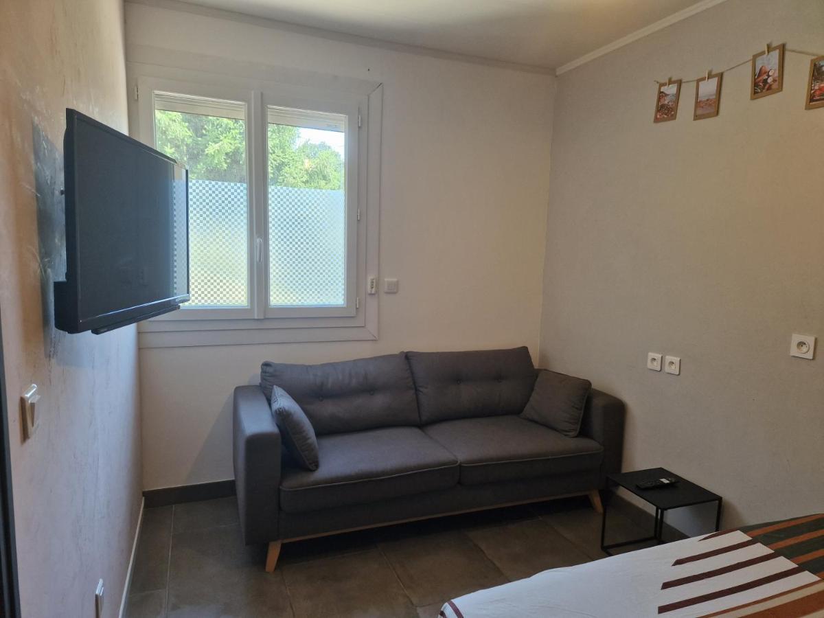 Appartement Independant Dans Maison Avec Jardinet, Au Calme Sérézin-du-Rhône Extérieur photo
